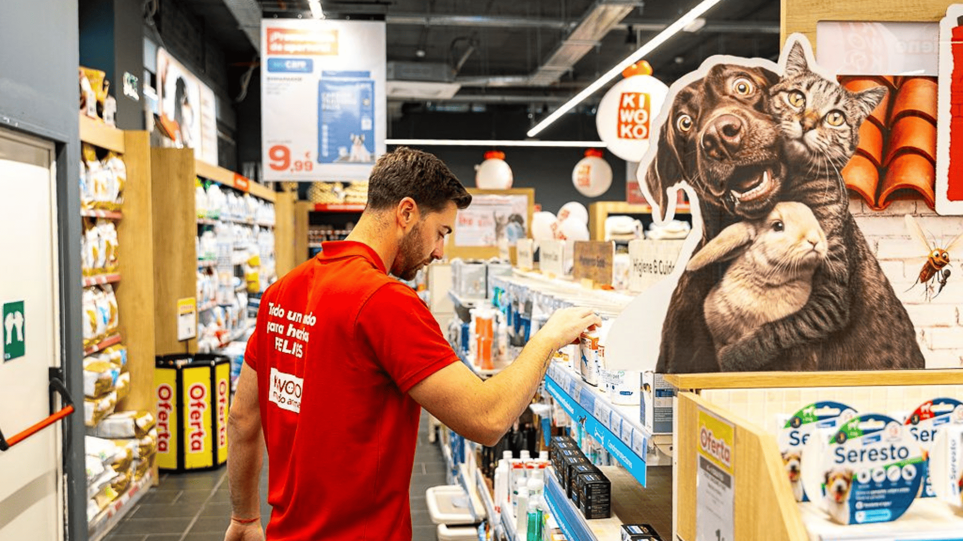 cliente en tienda de mascotas con ofertas antipulgas