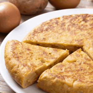 tortilla de patatas casera dorada y jugosa
