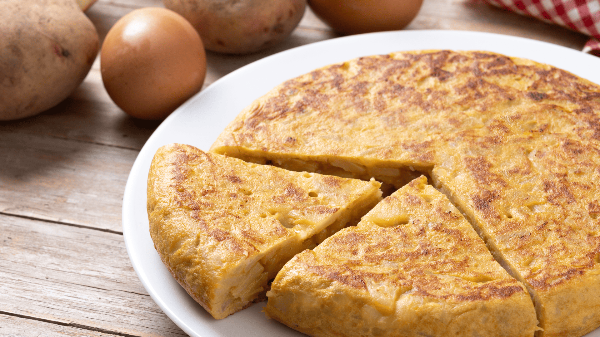 tortilla de patatas casera dorada y jugosa