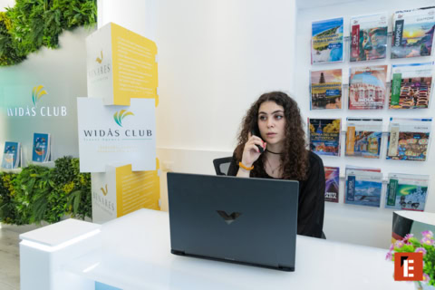 conseillère voyage moderne avec brochures et ordinateur