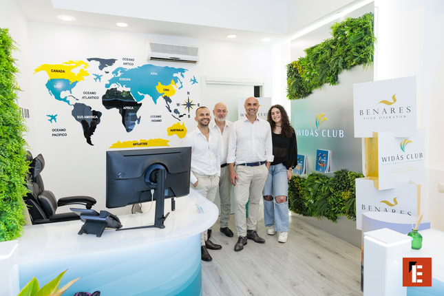 equipe di agenzia viaggi con reception moderna եւ mappa del mondo