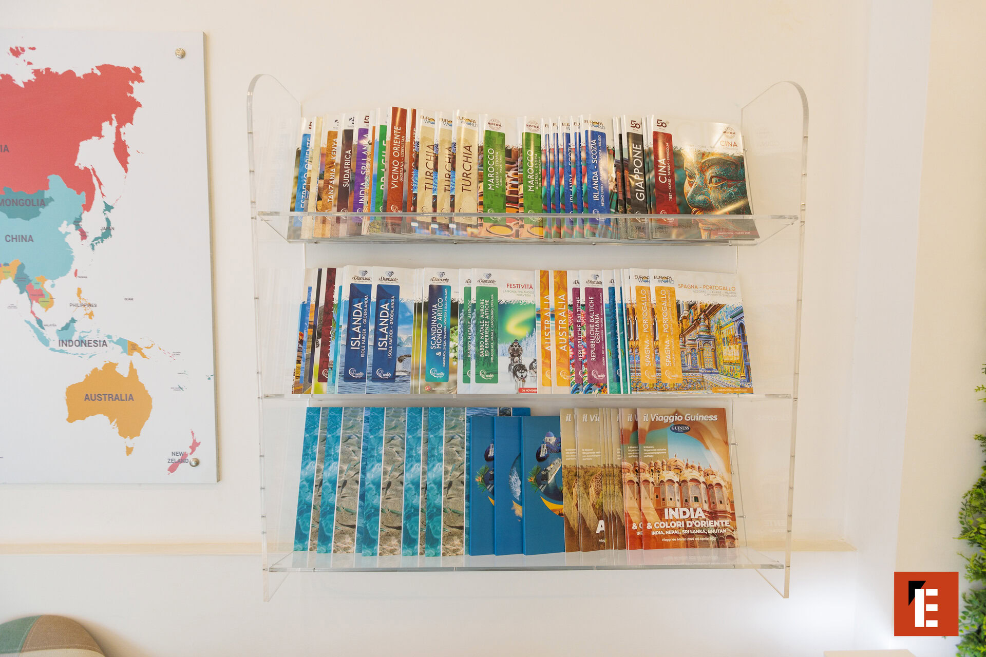 présentoir de brochures de voyage et carte asie océanie