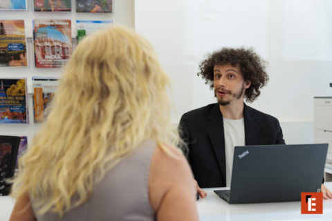 consulenza viaggi in ufficio con laptop e brochure