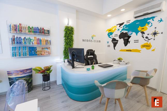receptione moderna widas club con mappa mondo