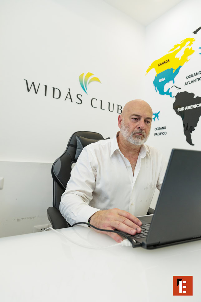 uomo in ufficio con laptop, widÀs club