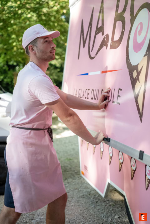 vendeur de glaces rose au stand pastel estival