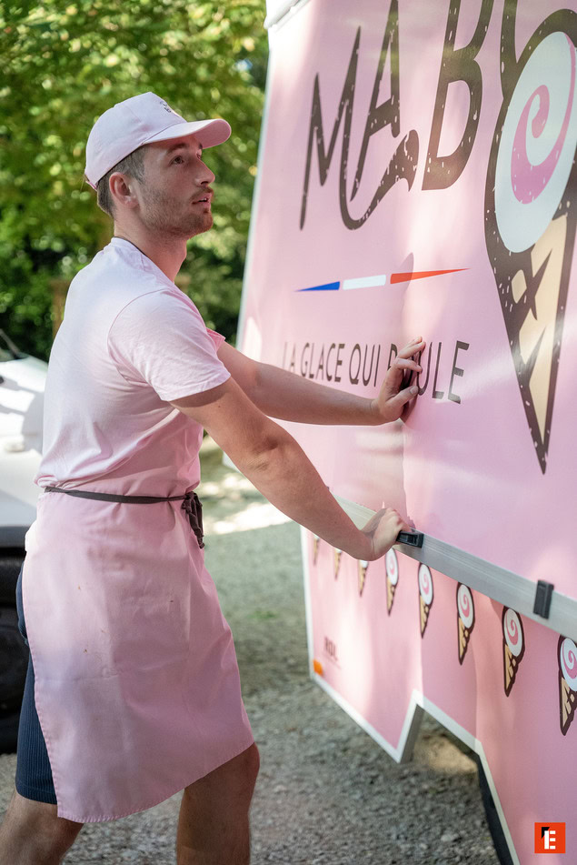 vendeur de glaces rose au stand pastel estival