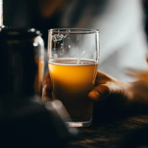 verre de bière non filtrée tenu à la main