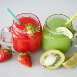 jus de fraise et smoothie au kiwi en pots mason