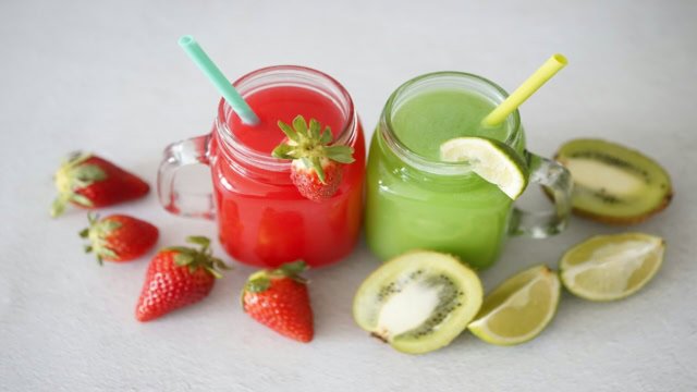 jus de fraise et smoothie au kiwi en pots mason
