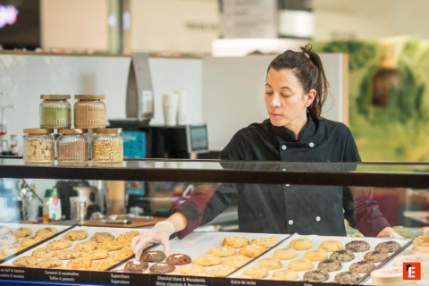 vitrine de cookies artisanaux avec pâtissière