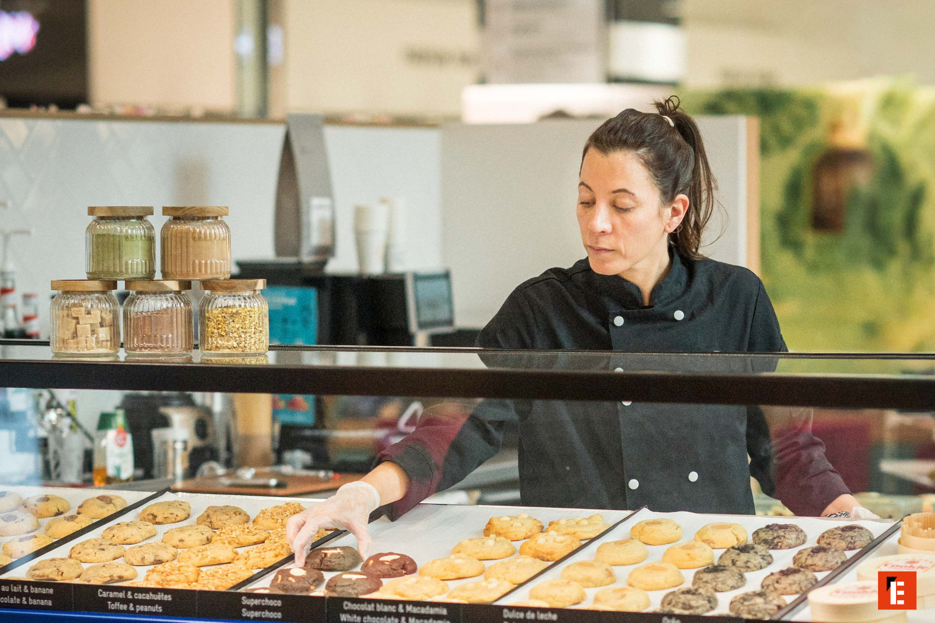vitrine de cookies artisanaux avec pâtissière