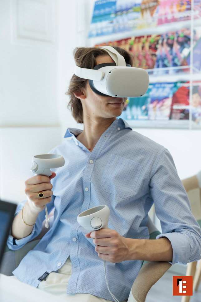 jeune homme en réalité virtuelle avec manettes
