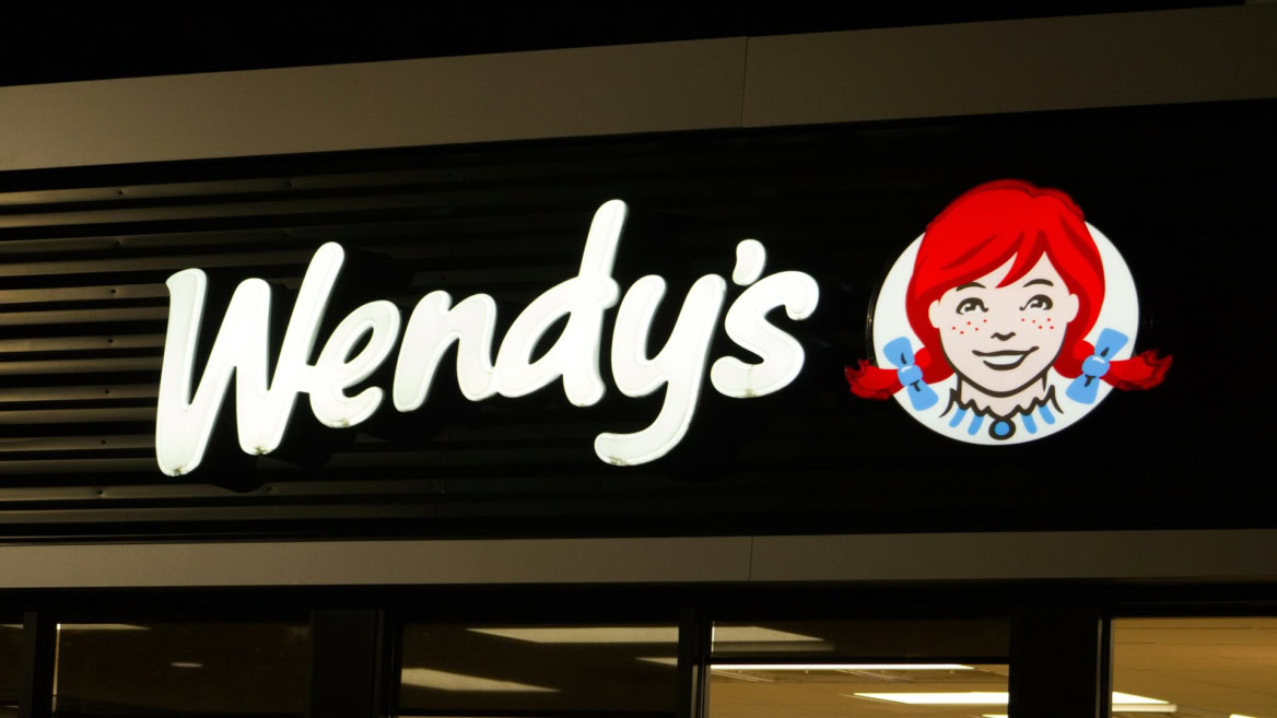 enseigne lumineuse wendys avec logo fille rousse