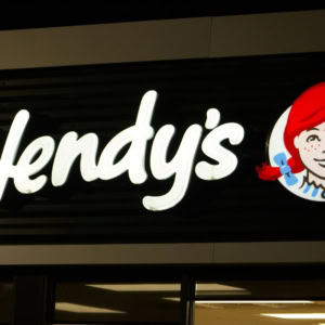 enseigne lumineuse wendys avec logo fille rousse