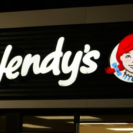 enseigne lumineuse wendys avec logo fille rousse