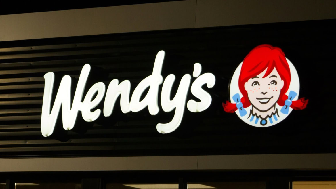 insegna wendys di notte con logo ragazza rossa