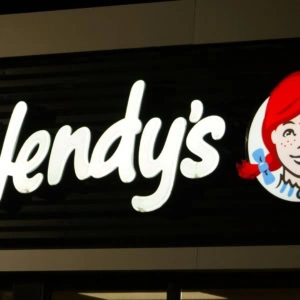 insegna wendys di notte con logo ragazza rossa