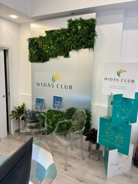 sala dattesa widÀs club con parete verde