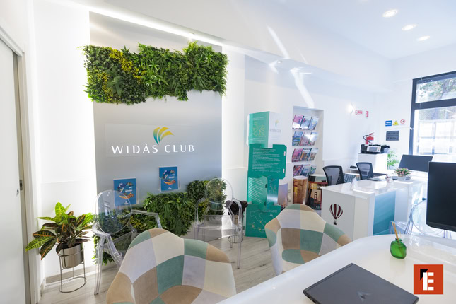 reception moderne widas club avec plantes et brochures