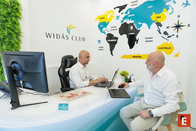 ufficio widas club con mappa del mondo