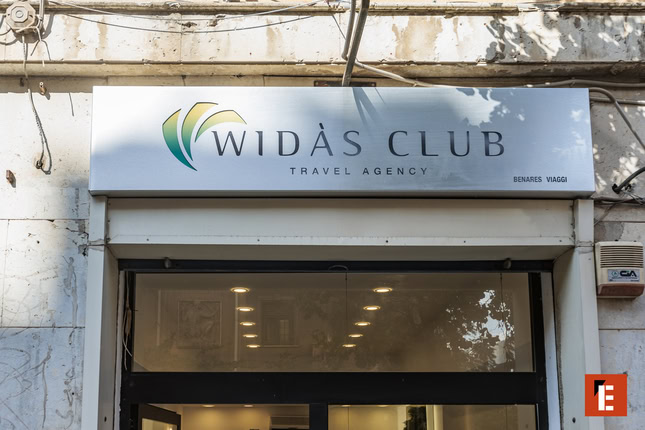 insegna agenzia viaggi widÀs club in facciata urbana