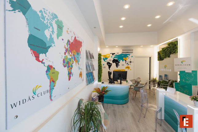 receptione moderna widas club con mappe del mondo