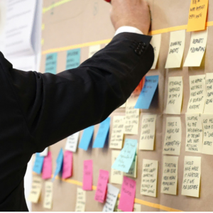 workshop am planungsboard mit haftnotizen