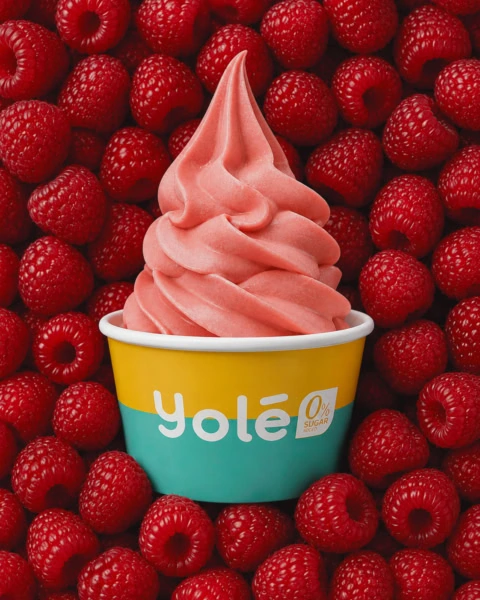 yogur helado frambuesa yolé 0% azúcar sobre frambuesas
