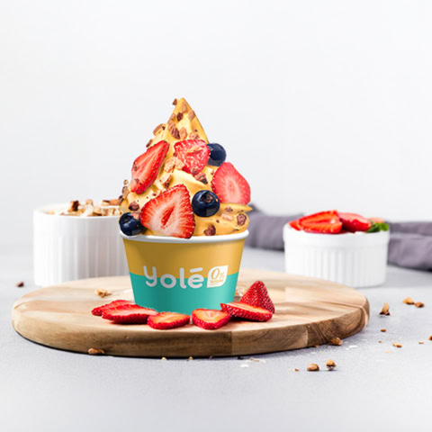 yogur helado yolé con fresas, arándanos y granola