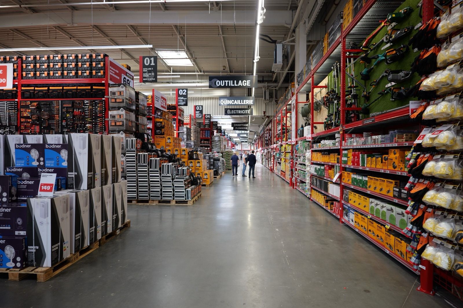allée doutillage et quincaillerie en grand magasin