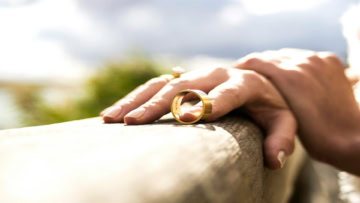 alliance en or sur garde corps en bois