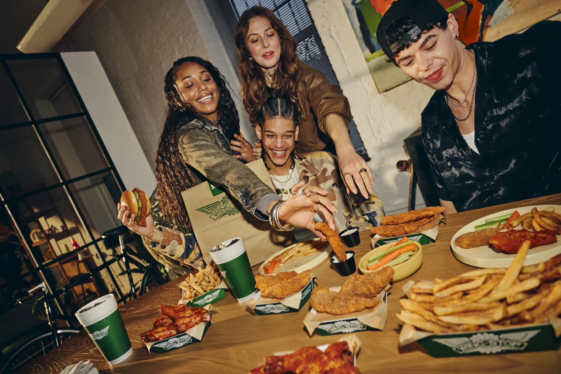 soirée amicale : ailes de poulet, burger et frites