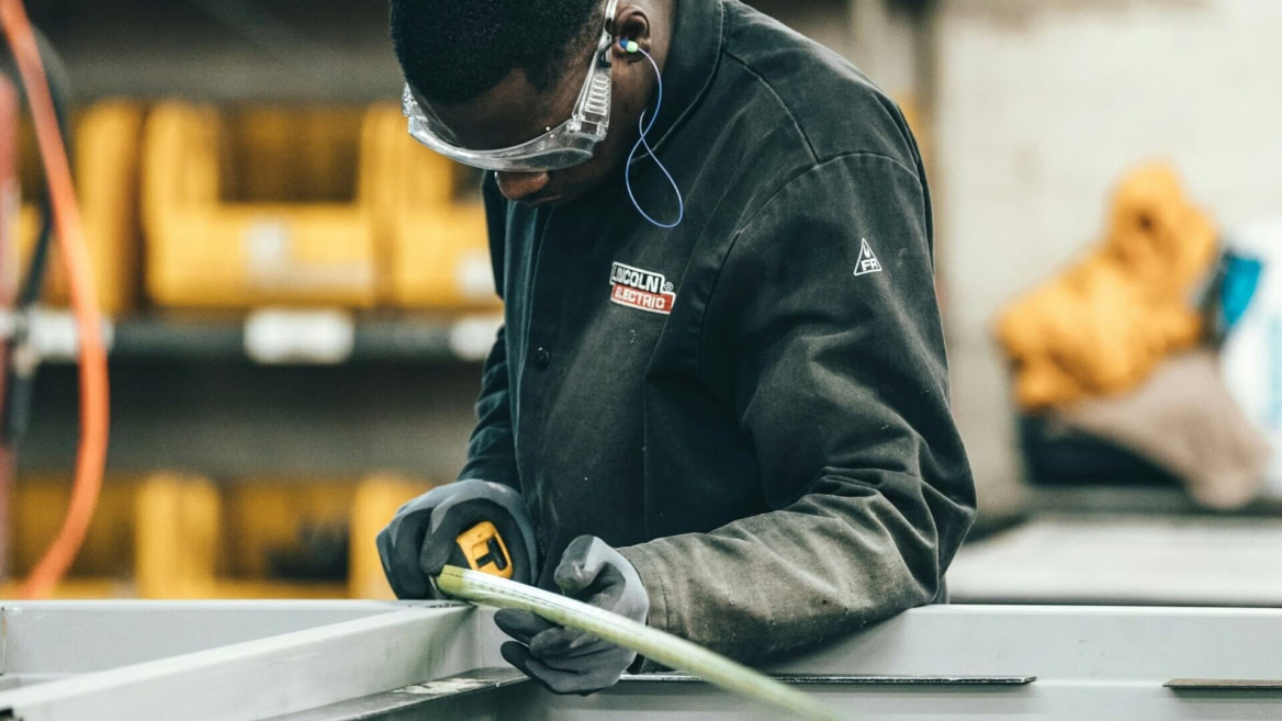 mesure précise de tube en atelier de soudure