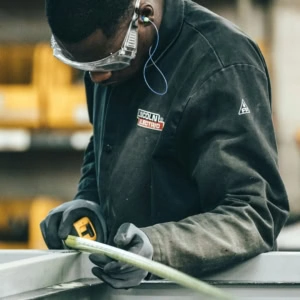 mesure précise de tube en atelier de soudure