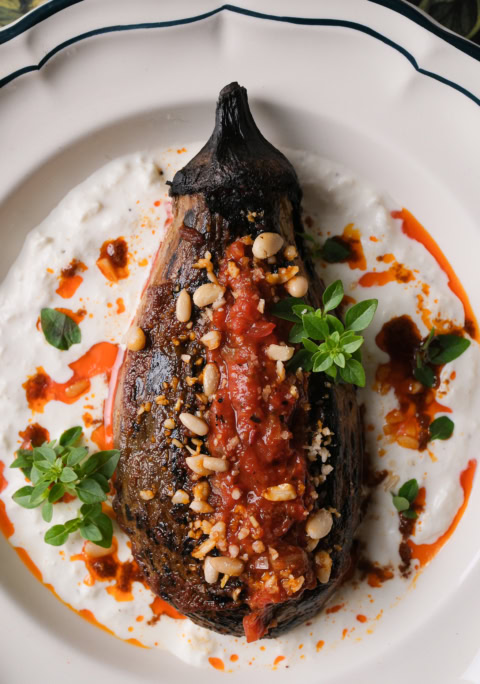 aubergine rôtie au yaourt, compote de tomate et pignons