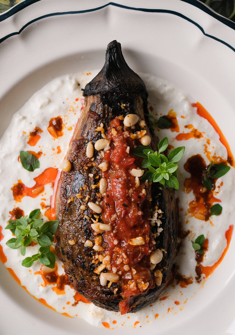 aubergine rôtie au yaourt, compote de tomate et pignons