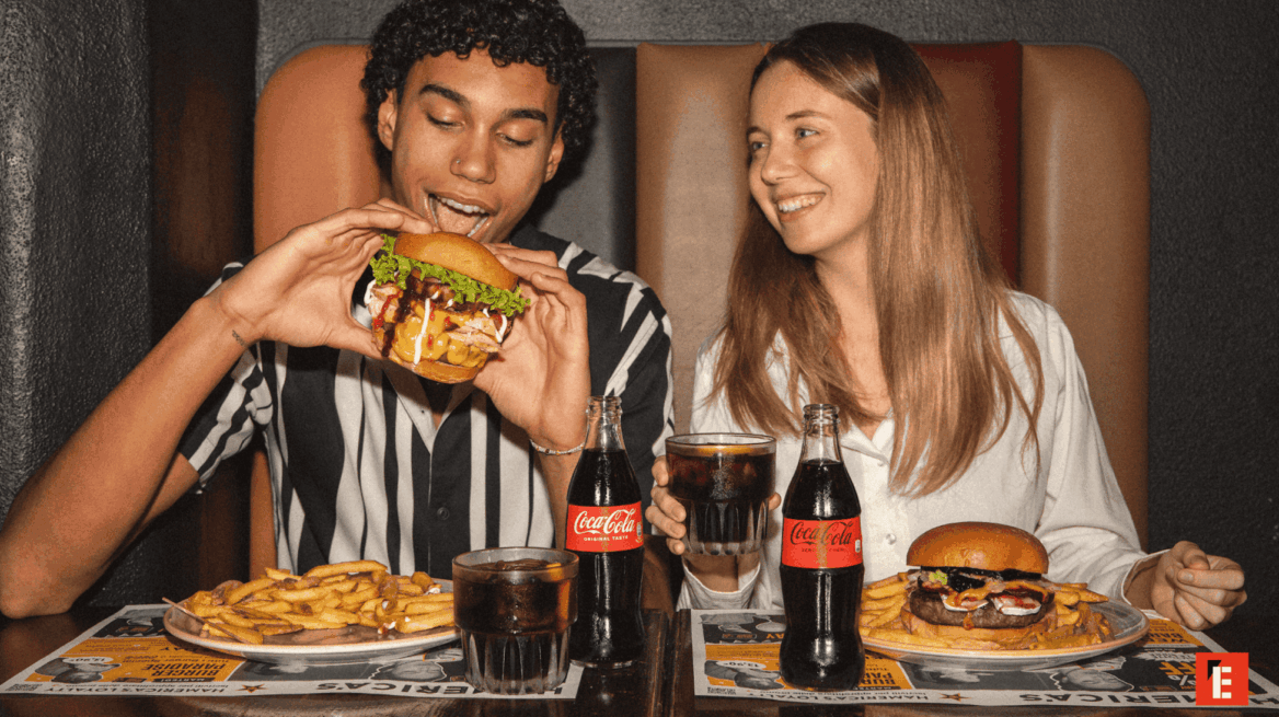coppia al ristorante: hamburger, patatine e coca cola