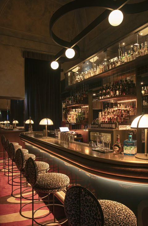 bar chic au comptoir incurvé et tabourets léopard