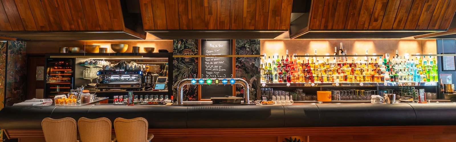 bar lounge chic, ambiance chaleureuse et Éclairage doré