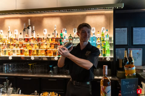 barman Élégant avec shaker dans un bar lumineux