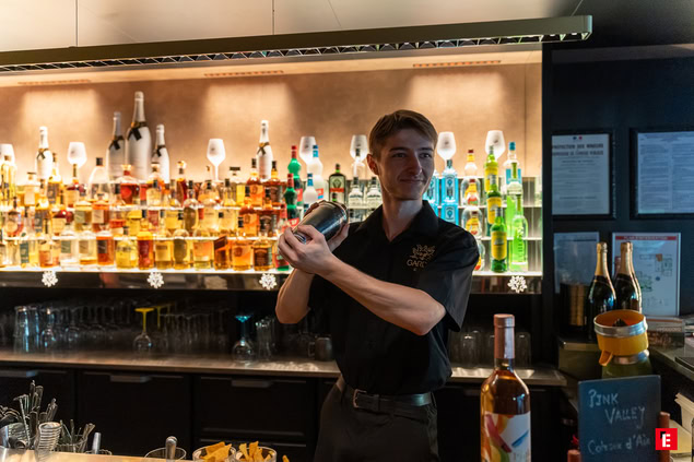 barman Élégant avec shaker dans un bar lumineux