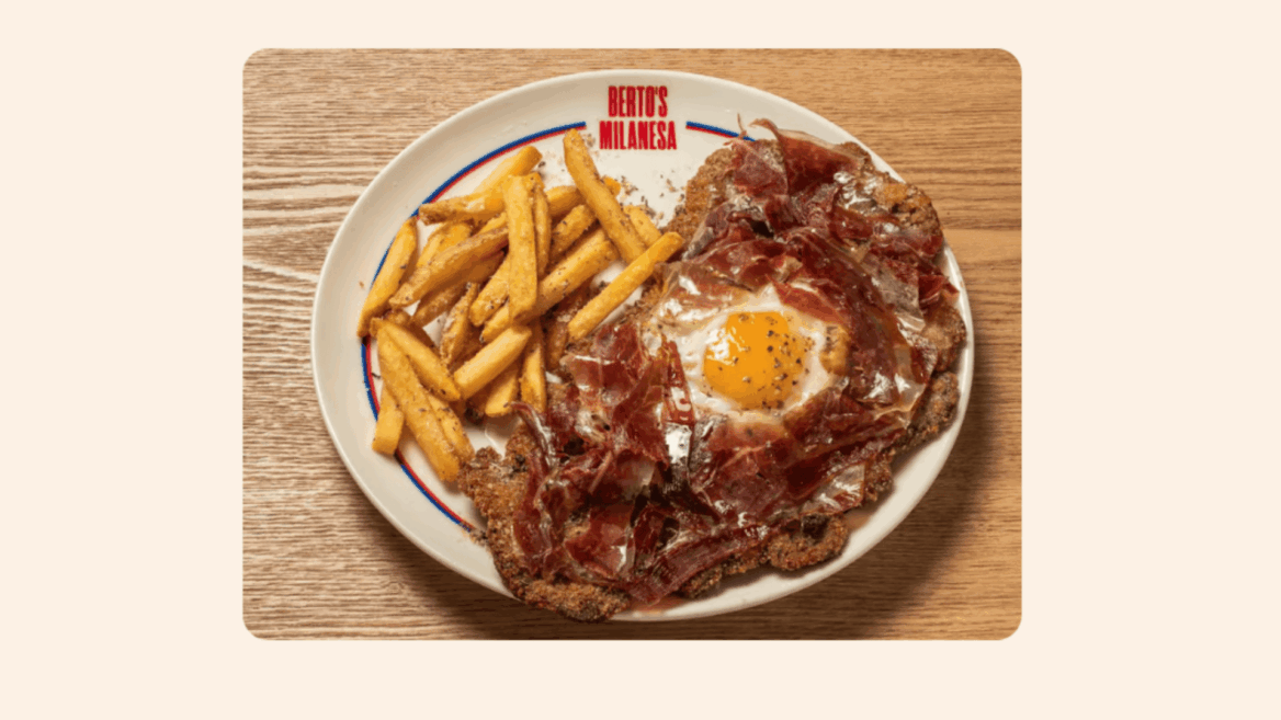 milanesa crujiente con huevo, jamón y patatas