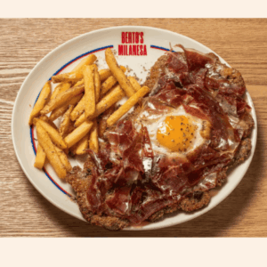 milanesa crujiente con huevo, jamón y patatas