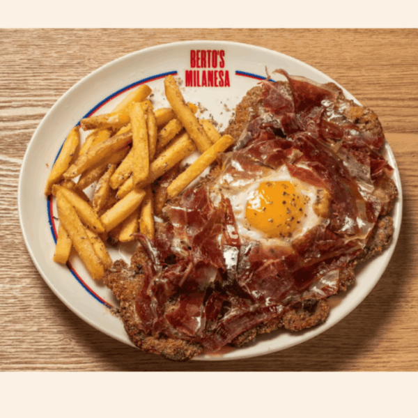 milanesa crujiente con huevo, jamón y patatas