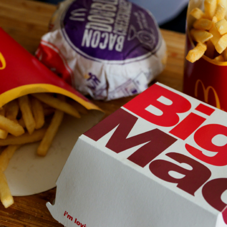 mcdonalds big mac mit pommes auf holztisch