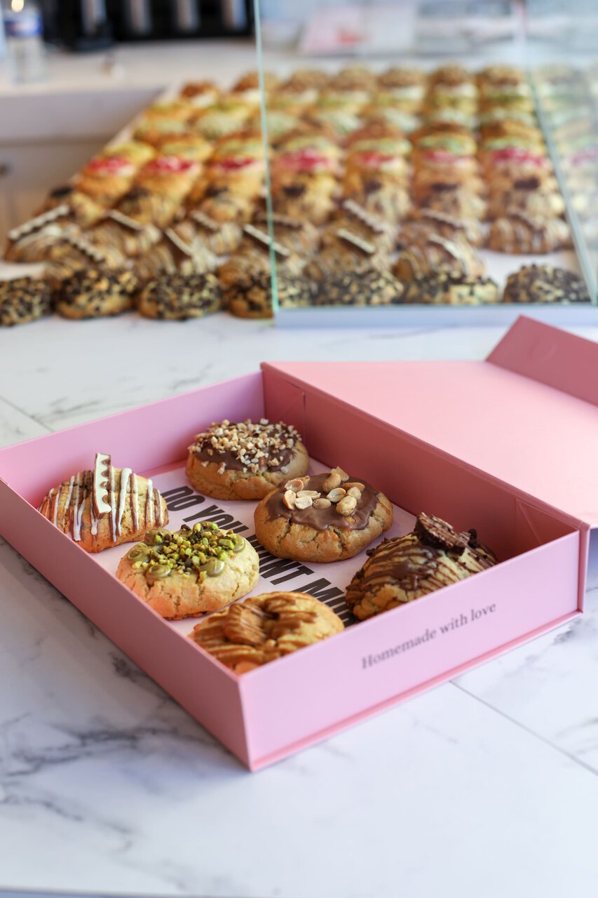 boîte rose de cookies gourmands chocolat et pistache
