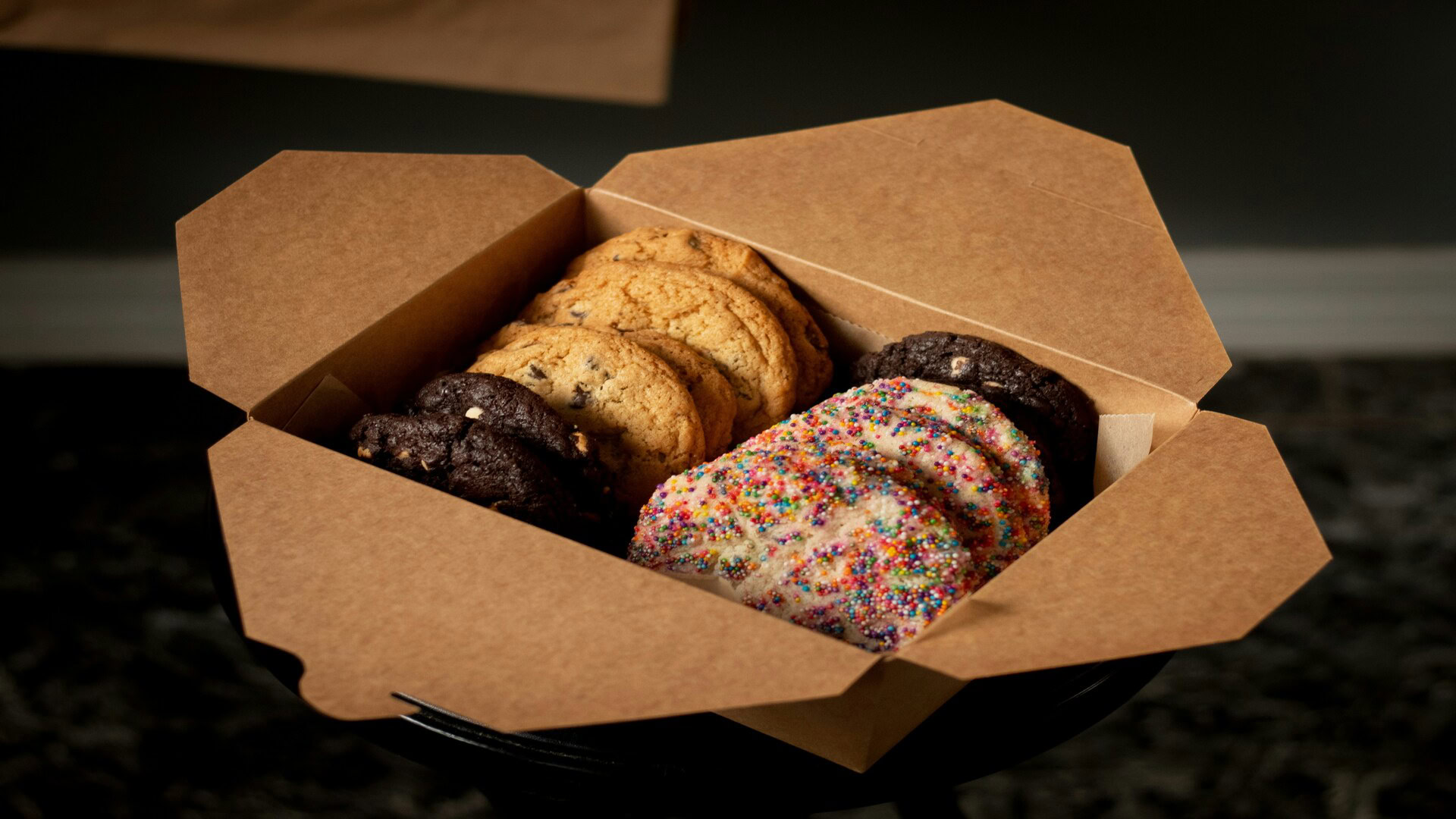 boîte de biscuits assortis au chocolat et vermicelles