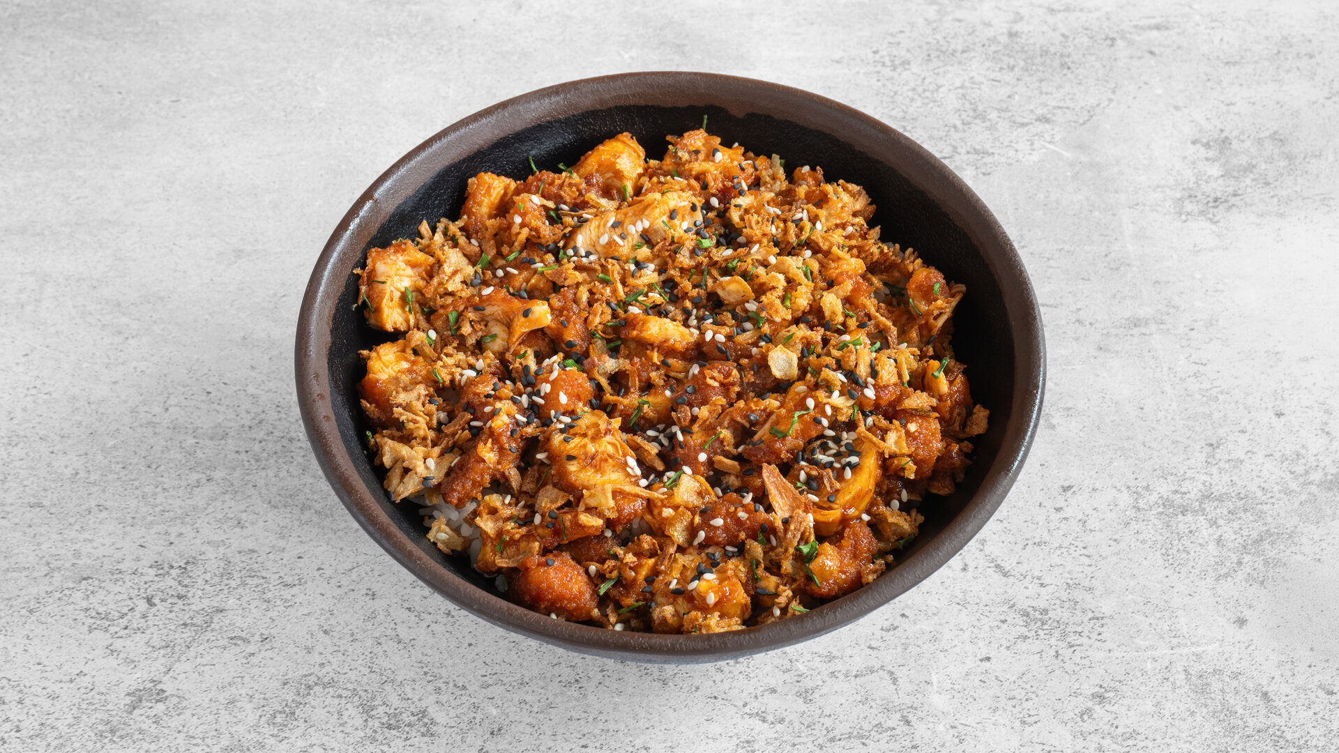 bol riz poulet sauce caramel, oignons frits et sésame