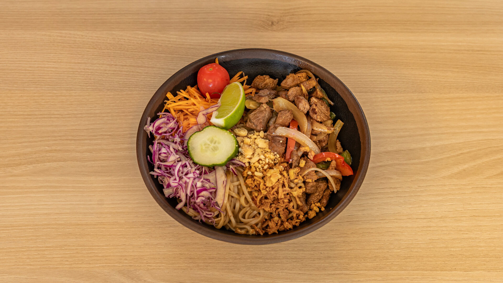 bol de nouilles aux légumes, viande et cacahuètes